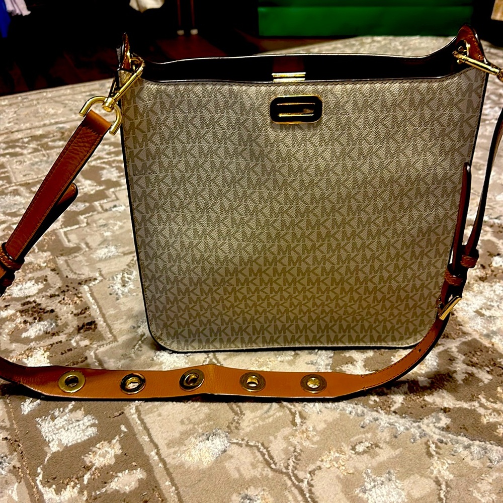 Michael Kors messenger bag. Used and in great condition !